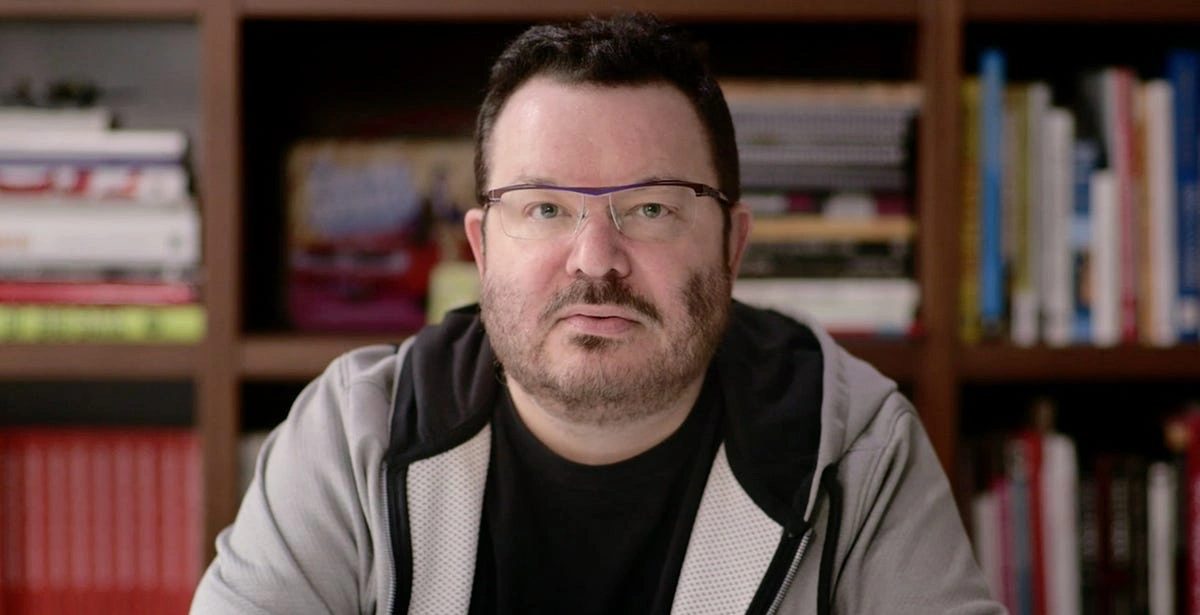 Portrait de Jeffrey Zeldman devant une bibliothèque