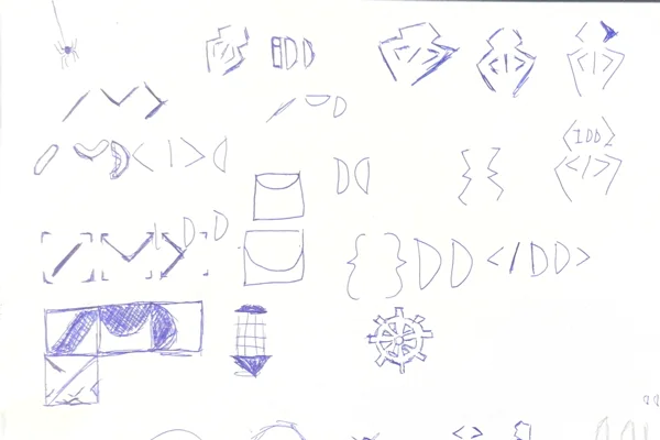 Image montrant de multiples croquis au stylo bleu explorant des concepts de logos, jouant principalement avec les lettres IDD et des symboles de code HTML.