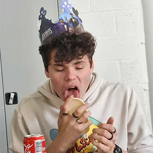 Photographie montrant Nathan Callewaert manger de façon peu élégante